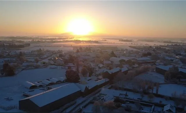 photo mardi 6 janvier 2026, la ménitré. le soleil se lève, avec un panorama tout blanc.  ©  photo co