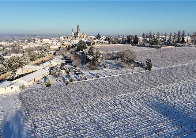 photo mardi 6 janvier 2026, le puy-notre-dame. petit village du saumurois, le puy-notre-dame s’affiche tout en blanc.  ©  photo co