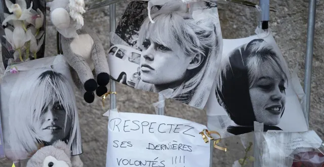 photo  cette photographie montre un message indiquant « respectez ses dernières volontés, bb à la madrague » affiché au milieu de portraits devant un mémorial improvisé en hommage à la défunte actrice française brigitte bardot, à l’entrée de sa propriété « la madrague », à saint-tropez, dans le sud-est de la france, le 5 janvier 2026.  &copy;  valery hache / afp 