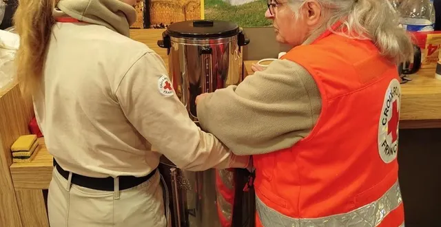 photo  les bénévoles de la croix-rouge ont distribué café et encas aux routiers bloqués par la neige.  &copy;  croix-rouge française 