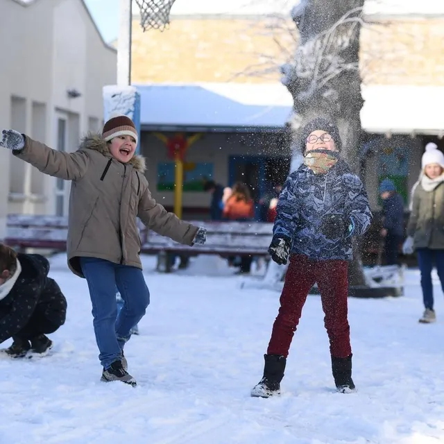 photo bécon-les-granits, 6 janvier 2025. les cours de récréation se sont transformées en terrains de batailles de boules de neige.  ©  co – josselin clair