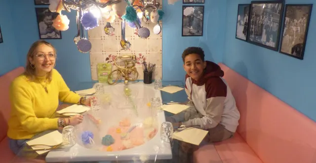 photo  marie-laure et son fils ont choisi de déjeuner au-dessus de la baignoire dans la salle de bains.  &copy;  ouest-france 