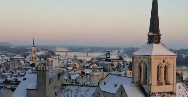 photo  saumur, le 6 janvier 2026. les toits recouverts de neige à saumur.  &copy;  co - maxime davoust 