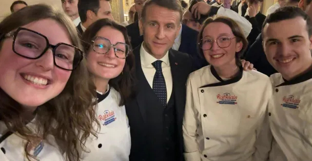 photo  manon gonnord, ici à gauche, a immortalisé sa rencontre avec le président de la république lors de la cérémonie de la galette des rois à l’élysée.  &copy;  manon gonnord 