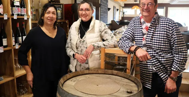 photo  marion collet, la repreneuse du restaurant la sablésienne, entourée par les anciens patrons, véronique et jacky denou.  &copy;  ouest-france 