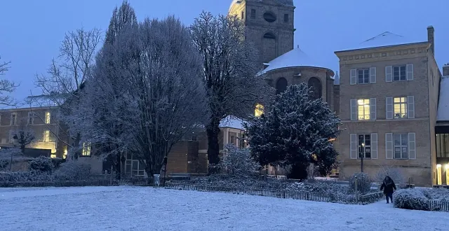 photo  la basilique notre-dame, photographiée depuis le parc de la providence, à alençon.  &copy;  ouest-france 