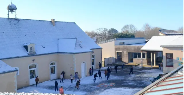 photo précigné. la neige a fait des heureux à l’école  &copy;  le maine libre 