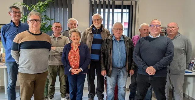 photo  les membres du conseil des sages vont distribuer le guide pratique des seniors à partir du lundi 12 janvier au domicile des 70 ans et plus.  &copy;  le maine libre 