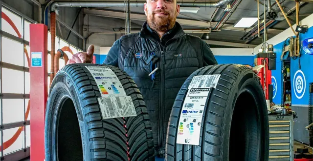 photo  stevens julien, responsable des deux agences speedy du mans, conseille sans hésitation à ses clients de choisir des pneus 4 saisons (à gauche) pour rouler hiver comme été.  &copy;  photo le maine libre - yvon loué 