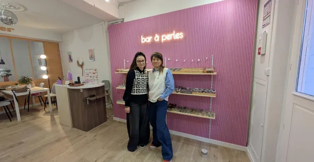 photo  emma garreau a ouvert son bar à perles rue des ponts-neufs, avec l’aide de marie fleury vu.  &copy;  le maine libre 