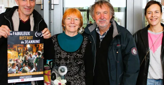 photo  (de gauche à droite) lors des 42es rencontres ciné-vidéo de la sarthe, pierrick bourgault aux côtés de monique duclos-grenier, présidente de cinémamers, de gilles cousin, fondateur des rencontres, et d’armelle deutsch, réalisatrice et comédienne.  &copy;  le maine libre 