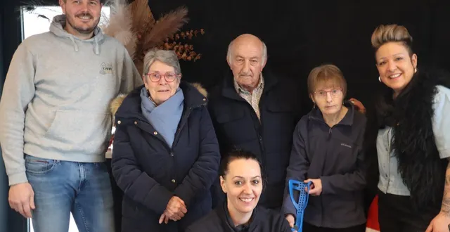 photo  en 1990, nadine bourge (4e en partant de la gauche) a été victime d’un très grave accident de voiture et a été secourue par les sapeurs-pompiers. dimanche, elle est venue témoigner sa reconnaissance aux sapeurs-pompiers de la commune.  &copy;  ouest-france 