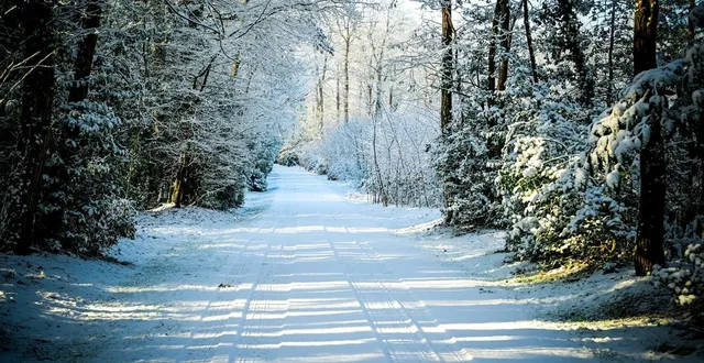 photo  sur les routes secondaires le spectacle est magnifique depuis ce lundi 5 janvier 2026 mais les routes sont glissantes, comme ici à montreuil.  &copy;  photo le maine libre yvon loue 