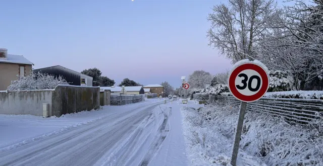 photo  les conditions de circulation restent compliquées ce mercredi matin en maine-et-loire, notamment sur les petites routes.  &copy;  ouest-france 