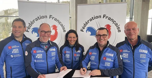 photo  lors de la signature du partenariat à courchevel avec notamment arnaud leschemelle (président de leblanc illuminations, 2e à droite), fabien saguez (président de la ffs, 2e à gauche) et marielle berger, membre de l’équipe de france de ski cross (au milieu).  &copy;  leblanc illuminations 