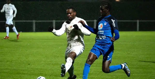 photo  le sablé fc (en bleu), est leader de sa poule de r1.  &copy;  archives le maine libre 