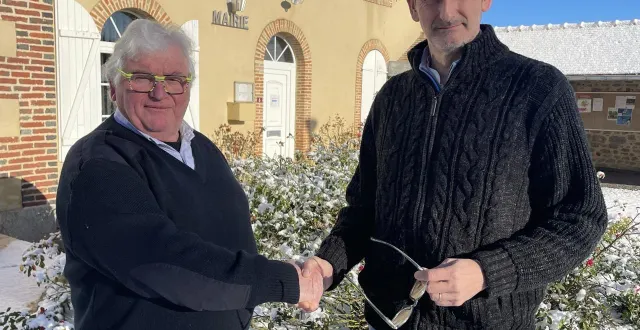 photo  gérard lemoine, maire de saint-nicolas-des-bois (orne) depuis 2008, et pierrick vignaud, actuel deuxième adjoint et candidat aux prochaines élections municipales.  &copy;  ouest-france 