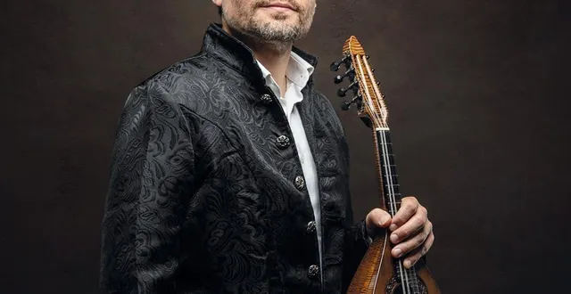 photo  julien martineau, joueur de mandoline, se produira le dimanche 25 janvier 2026 au théâtre de la halle au blé, à la flèche.  &copy;  pierre beteille 