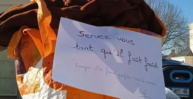 photo  un jeune fléchois a déposé des manteaux en centre-ville ce mardi à la flèche pour aider ceux qui ont froid sous la neige  &copy;  capture d’écran ml. 