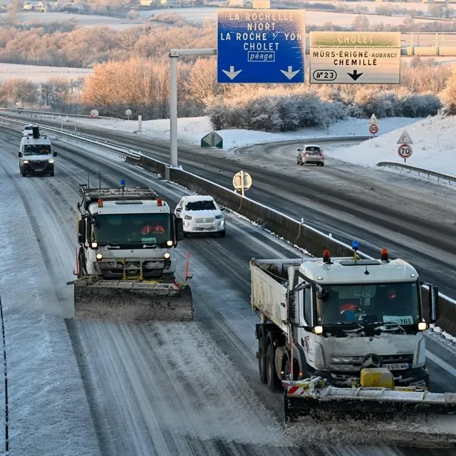photo lorsqu’ils actionnent leur gyrophare bleu, les engins de déneigement et de salage sont prioritaires. il ne faut donc pas les dépasser.  ©  co - laurent combet