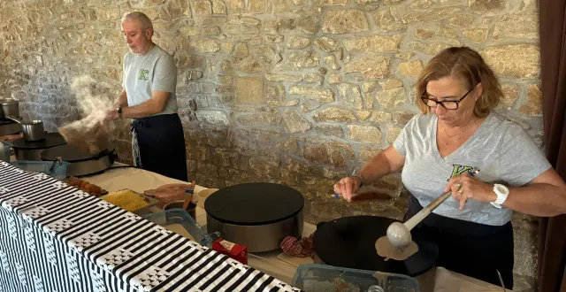 photo  françoise et rémy leost à plonéour-lanvern lors d’une prestation au manoir de kerhuel  &copy;  ouest-france 