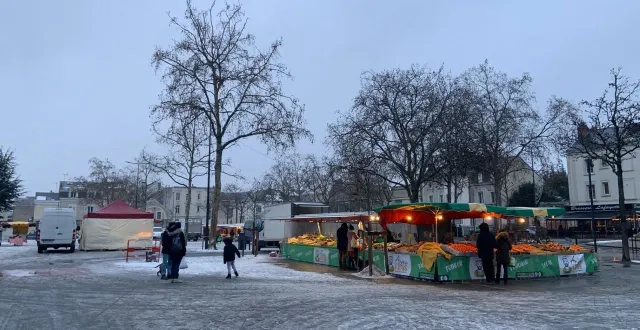 photo  le marché du mercredi place la-fayette à angers, d’habitude si animé, était quasiment désert.  &copy;  co - emmanuel poupard 