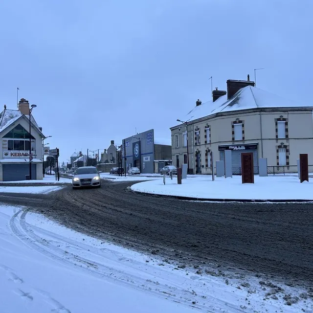 photo ça roule moins bien qu’hier à la même heure à alençon (orne), avenue de la république. la ville est très enneigée ce mercredi.  ©  ouest-france