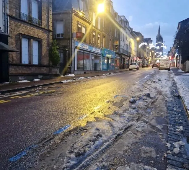 photo la neige a commencé à fondre dans la manche, ce mercredi 7 janvier 2026. comme ici, à coutances (manche).  ©  ouest-france