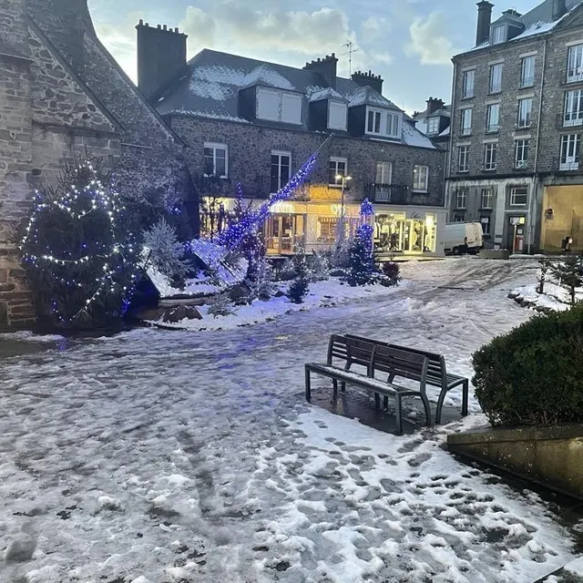 photo la place saint-nicolas à coutances (manche) a des allures de patinoire.  ©  ouest-france