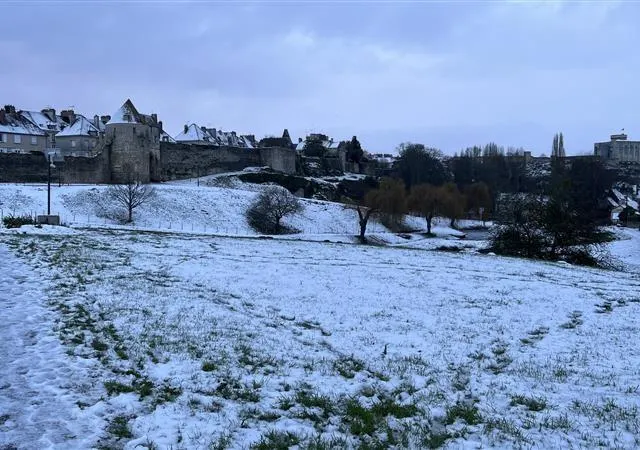 photo à falaise (calvados), une fine pellicule de neige recouvre le paysage. la pluie prend le relais.  ©  ouest-france