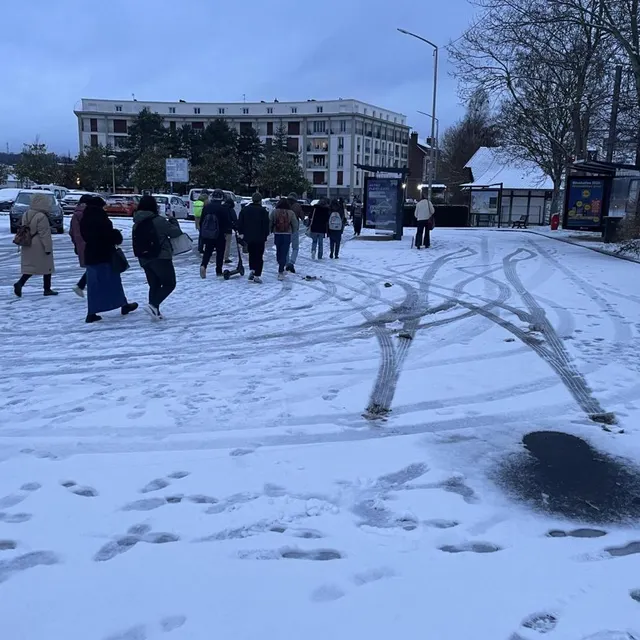 photo ce matin, lisieux (calvados) s’est réveillée sous la neige et il fallait faire preuve de prudence pour ne pas chuter à la sortie de la gare.  ©  ouest-france