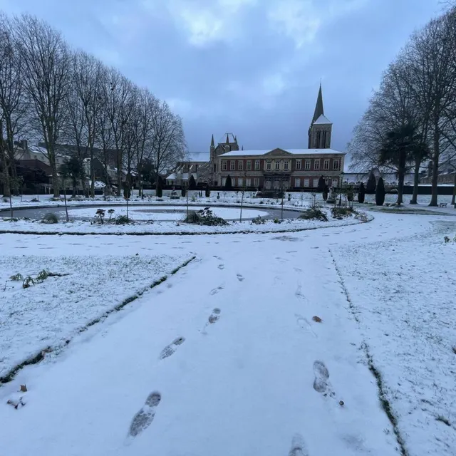 photo le jardin de l’évêché, à lisieux (calvados), recouvert d’un beau manteau blanc.  ©  ouest-france