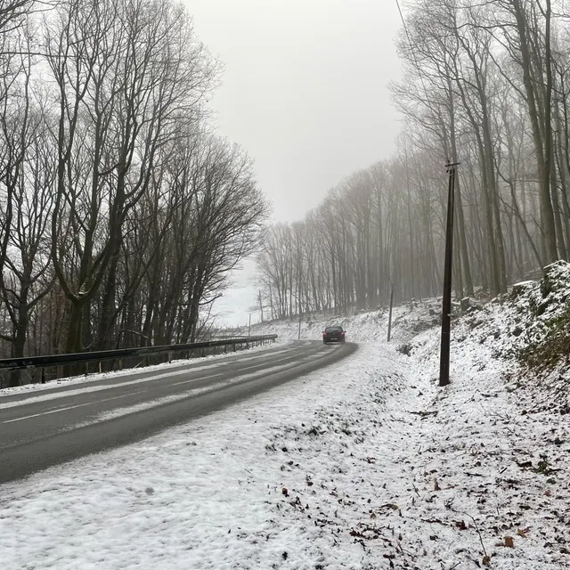 photo la prudence est de mise route de sourdeval (manche), où la neige est encore bien présente. tout n’a pas été dégagé et ça glisse !  ©  ouest-france