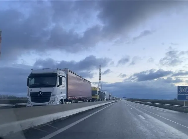 photo près de 150 poids lourds sont contraints de patienter au bord des routes du calvados, ce mercredi 7 janvier 2026.  ©  ouest-france