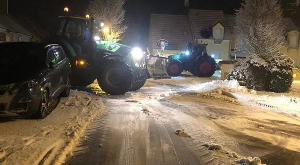 photo  patrice leboucher, maire et agriculteur de chaufour-notre-dame, déneige les rues de sa commune depuis lundi 5 janvier 2026.  &copy;  patrice leboucher 