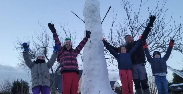 photo  jean-françois labbé a bâti le bonhomme de neige avec ses enfants et les enfants de ses voisins : zoé, maelyne, romane et nathan.  &copy;  coralie labbé 