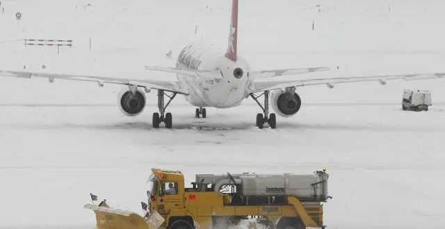 photo  les chutes de neige perturbent le trafic aérien et le programme des équipes professionnelles du mans.  &copy;  reuters archives 