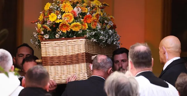 photo  des porteurs transportent le cercueil devant l'église notre-dame de l'assomption, à la fin de la cérémonie funéraire de la défunte actrice française brigitte bardot, à saint-tropez, dans le sud-est de la france, le 7 janvier 2026.  &copy;  valery hache / afp 