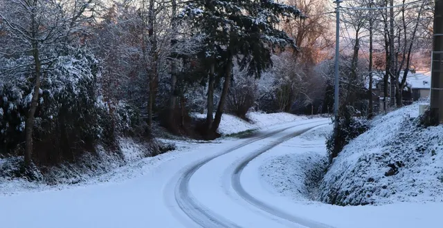 photo  les routes de la sarthe restent par endroits sont difficilement praticables ce mardi 6 janvier 2026 à cause d’une couche de neige verglassée.  &copy;  ouest-france 