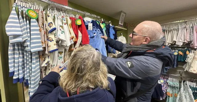 photo  le mans, mercredi 7 janvier 2026. équipés, roseline et yves ont bravé ces conditions hivernales pour gâter leurs petits-enfants en ce jour d’ouverture des soldes.  &copy;  benoît pelloquin 