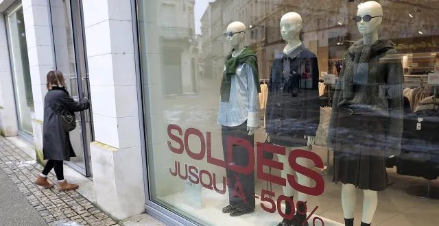 photo  les soldes d’hiver ont débuté ce mercredi 7 janvier 2026, notamment dans le maine-et-loire et les deux-sèvres.  &copy;  photo co - benoit felace 