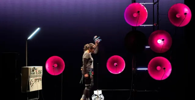 photo  annabelle sergent dans sa nouvelle création, « les cosmics », qu’elle a conçue et écrit.  &copy;  photo compagnie loba 