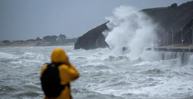 photo  la tempête « benjamin » avait déferlé sur les côtes normandes, le 23 octobre 2025. comme ici, sur le littoral de granville, dans la manche.  &copy;  archives martin roche, ouest-france 