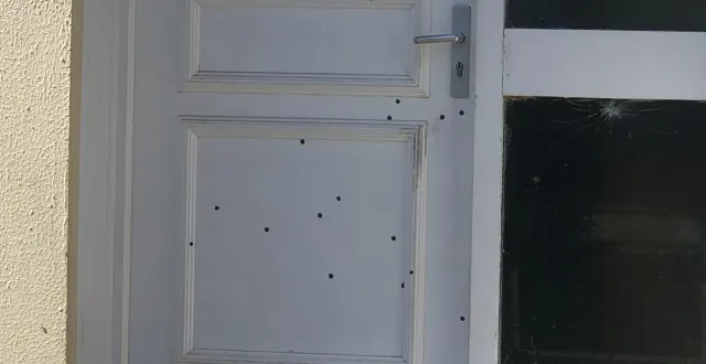 photo  la porte de la maison avait été criblée de balles.  &copy;  ouest-france 