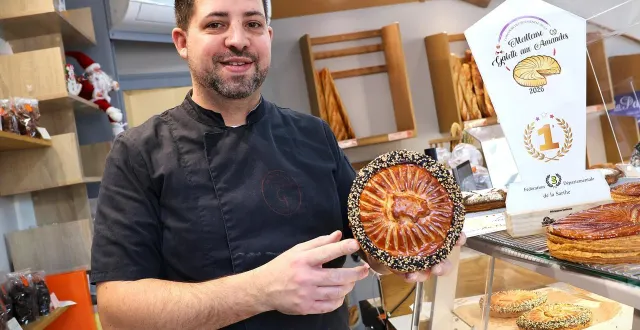 photo  le boulanger-pâtissier de solesmes guillaume gaugain pose avec sa nouvelle galette salée aux rillettes et son trophée départemental de la meilleure galette aux amandes, qu’il vient tout juste de remporter.  &copy;  ouest-france 