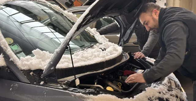 photo  les garagistes (comme ici le garage bouttier, au mans) sont souvent sollicités pour des batteries à plat, victimes de l’impact des températures négatives sur la production d’énergie.  &copy;  ouest-france 