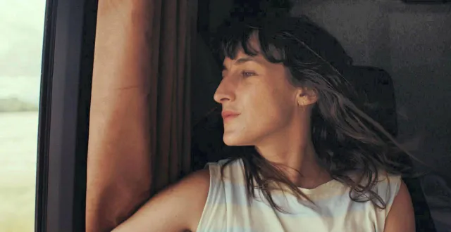 photo  réalisé par amélie bonnin, « partir un jour » est l’un des deux films projetés lors du rendez-vous ciné seniors de ce mois de janvier 2026, au cinéma ti hanok à auray (morbihan).  &copy;  2025 topshot films – les films du worso – pathé films – france 3 cinéma 