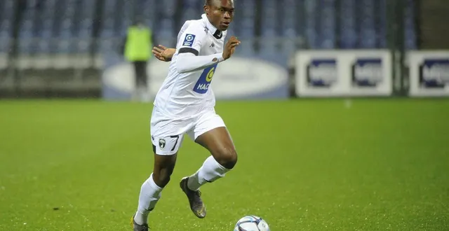 photo  david djigla, ici le 3 octobre 2020 à châteauroux, quand il portait les couleurs des chamois niortais.  &copy;  archives co - benoit felace 