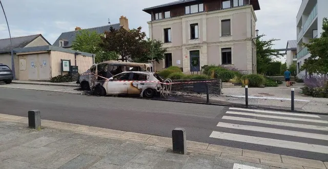 photo  les deux véhicules ont brûlé devant la maison des solidarités à beaucouzé.  &copy;  archives co 