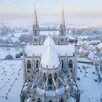 photo  le sanctuaire notre-dame de montligeon, sublimé par la neige immaculée. 